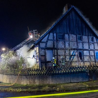 FW Porta Westfalica: 04.12.2025 - Wohnungsbrand in Eisbergen / 1 Person verstorben