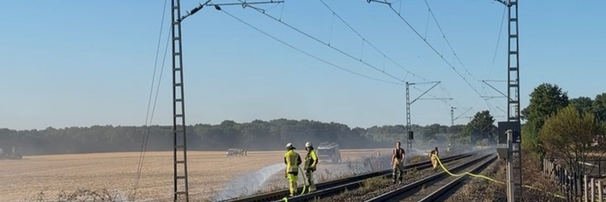 FW Meerbusch: Abschlussmeldung: Kilometerlanger Vegetationsbrand an Bahnstrecke: Feuerwehr Meerbusch mit Vollalarm im Einsatz