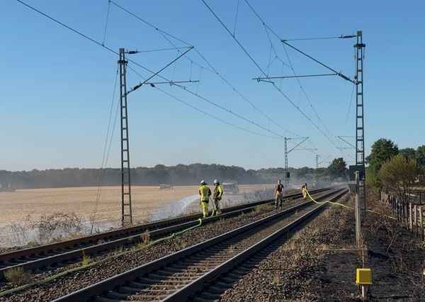 FW Meerbusch: Abschlussmeldung: Kilometerlanger Vegetationsbrand an Bahnstrecke: Feuerwehr Meerbusch mit Vollalarm im Einsatz