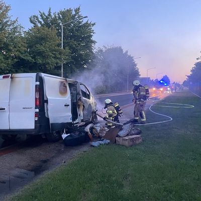 FW Lehrte: Transporter gerät in Brand