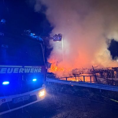 FW-SE: Großbrand auf landwirtschaftlichem Gehöft in Henstedt-Ulzburg. Vier Personen leicht verletzt
