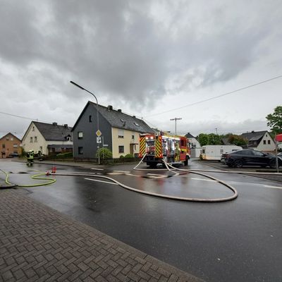 FW VG Westerburg: +++ Presseabschlussmeldung +++ Umfangreicher Feuerwehreinsatz in Langenhahn nach Gasaustritt aus Flüssiggastank