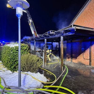 FW Lehrte: Dachstuhlbrand in Immensen - 80 Einsatzkräfte bei winterlichen Bedingungen gefordert