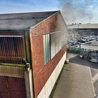 FW-NE: Feuer in einer Lagerhalle | Frühzeitiger Notruf verhindert Großbrand