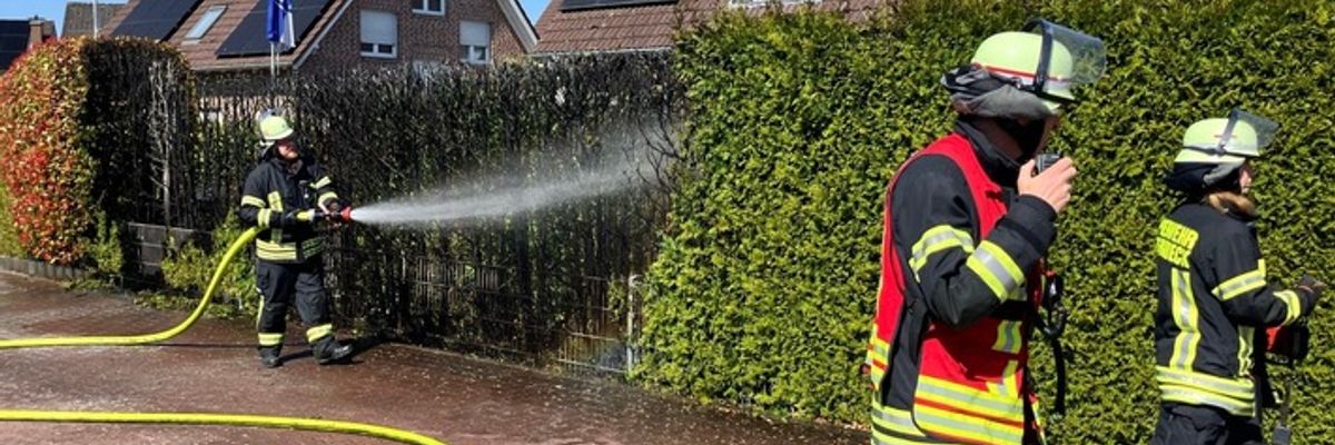 FW-Schermbeck: Heckenbrand
