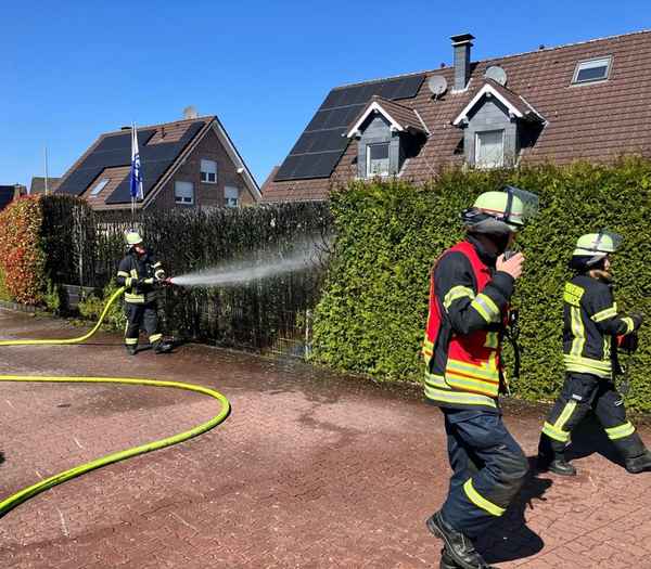 FW-Schermbeck: Heckenbrand