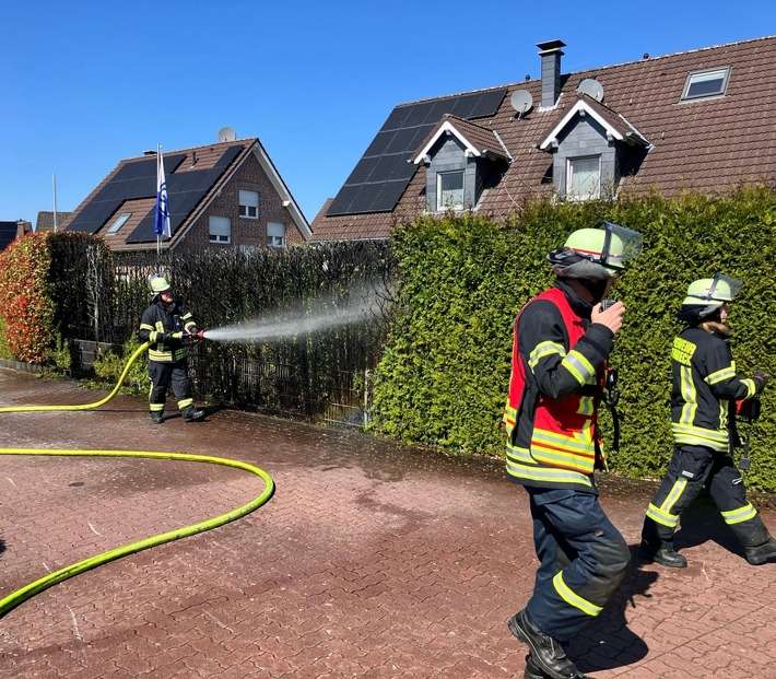 FW-Schermbeck: Heckenbrand