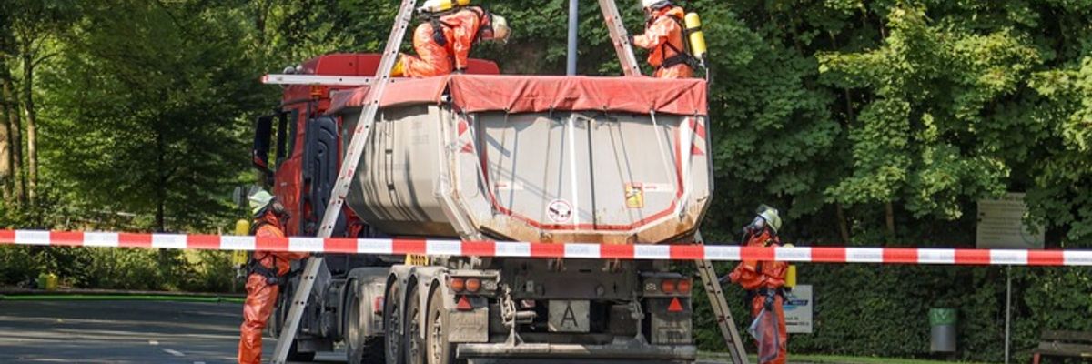 FW-E: Ammoniakaustritt aus LKW - Feuerwehr im Großeinsatz