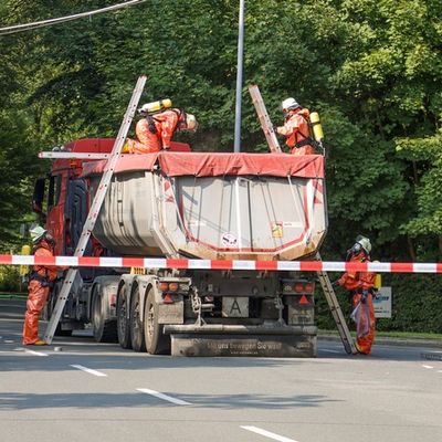 FW-E: Ammoniakaustritt aus LKW - Feuerwehr im Großeinsatz