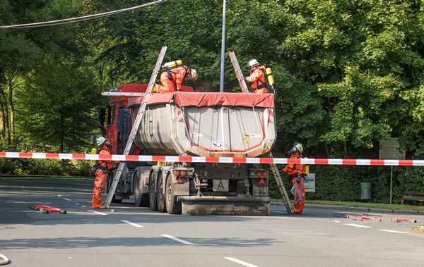 FW-E: Ammoniakaustritt aus LKW - Feuerwehr im Großeinsatz