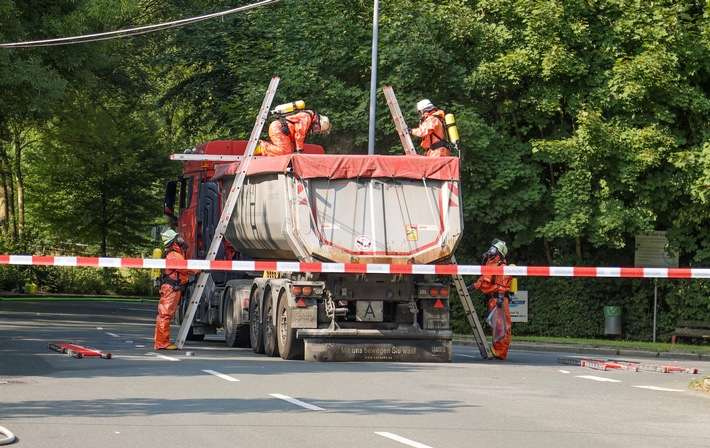 FW-E: Ammoniakaustritt aus LKW - Feuerwehr im Großeinsatz