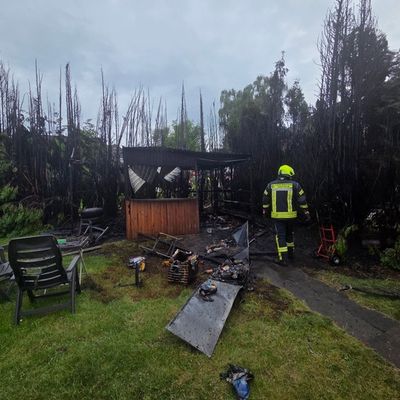 FW Datteln: Heckenbrand greift auf Schuppen und Wohngebäude über