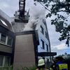 FW Hagen: Fassadenbrand greift auf Dachstuhl über.
