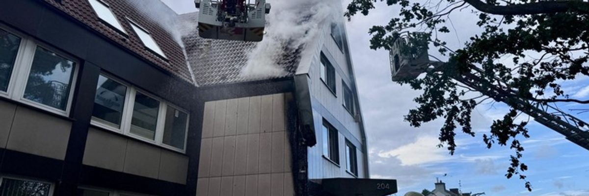 FW Hagen: Fassadenbrand greift auf Dachstuhl über.