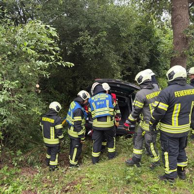 FW-AUR: Nach Zusammenstoß im Fahrzeug eingeschlossen