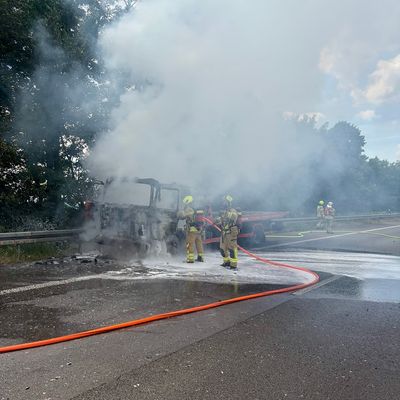 FW Ratingen: Brennender LKW auf der BAB 52 sorgt für Vollsperrung