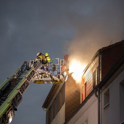 FW LK Neunkirchen: Rauchsäule weist Feuerwehr den Weg - Mehrparteienhaus nach Brand unbewohnbar