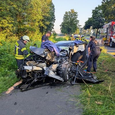 FW-KLE: Schwerer Verkehrsunfall zwischen Linienbus und Pkw auf der B 57 - BMW-Fahrer schwer verletzt
