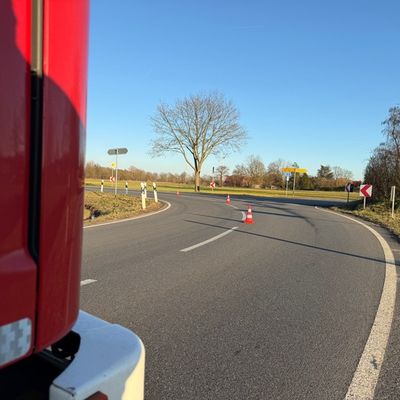 FW Flotwedel: Ölspur auf der K51 zwischen Wiedenrode und Fernhavekost fordert Feuerwehren über mehrere Stunden