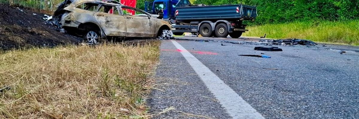 KFV Bodenseekreis: Feuerwehr Meckenbeuren bekämpft Fahrzeugbrand nach tödlichem Frontalzusammenstoß zwischen einem PKW und LKW