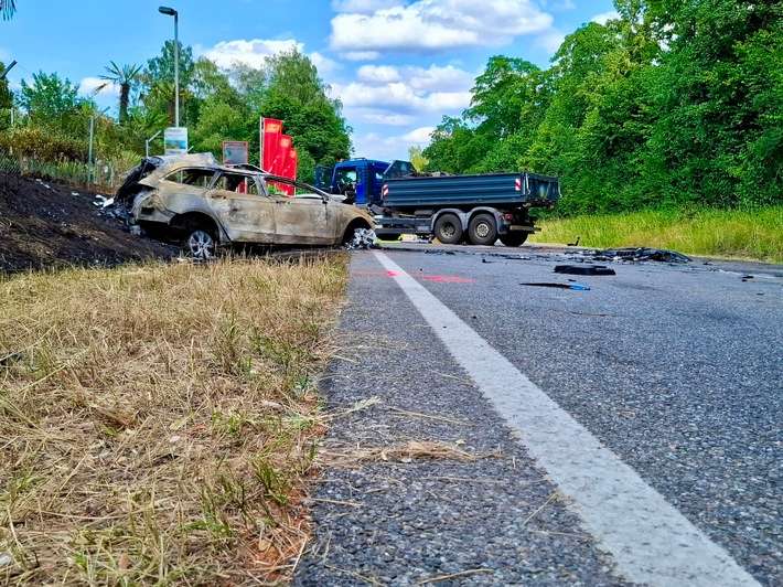 KFV Bodenseekreis: Feuerwehr Meckenbeuren bekämpft Fahrzeugbrand nach tödlichem Frontalzusammenstoß zwischen einem PKW und LKW