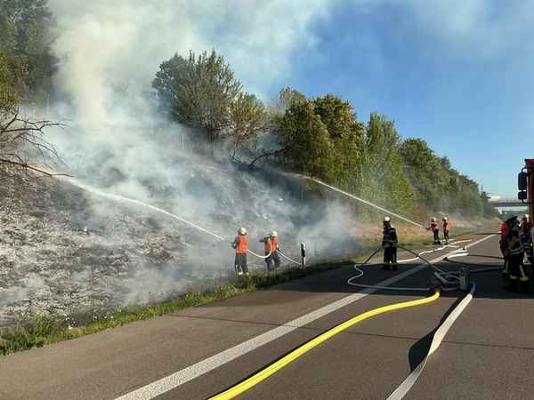 FW-OG: Böschungsbrand neben der Autobahn bei Offenburg