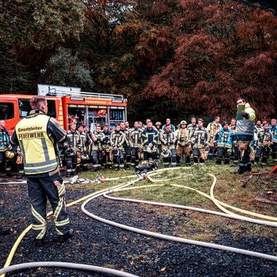FW Hünxe: Zehn Verletzte nach Gebäudebrand - Feuerwehr Hünxe übt den Ernstfall
