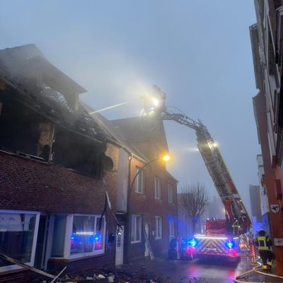 FW-HEI: Feuer in leerstehendem Gebäude - mehrere Feuerwehren im Einsatz
