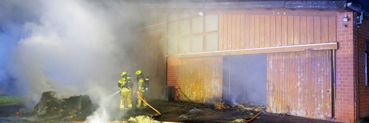 FW Paderborn: Brand in einem Pferdestall auf einem landwirtschaftlichen Anwesen