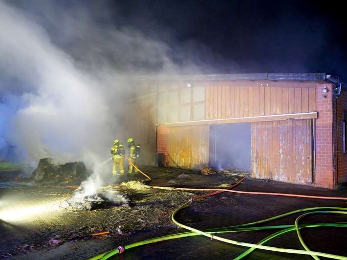 FW Paderborn: Brand in einem Pferdestall auf einem landwirtschaftlichen Anwesen