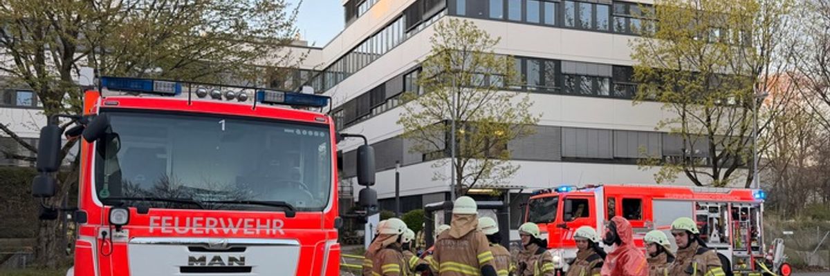 FW-GL: Feuerwehr Bergisch Gladbach im Technologiepark im Einsatz - mehrere parallele Einsätze im Stadtgebiet