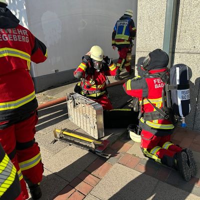 FW Bad Segeberg: FW Bad Segeberg: Brennende Gartenhütte sorgt für einen größeren Einsatz der Feuerwehr Bad Segeberg