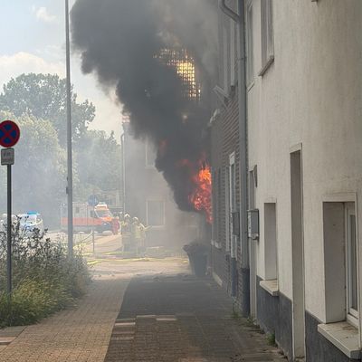 FW Grevenbroich: Feuerwehr Grevenbroich stundenlang bei Großbrand in Elsen im Einsatz