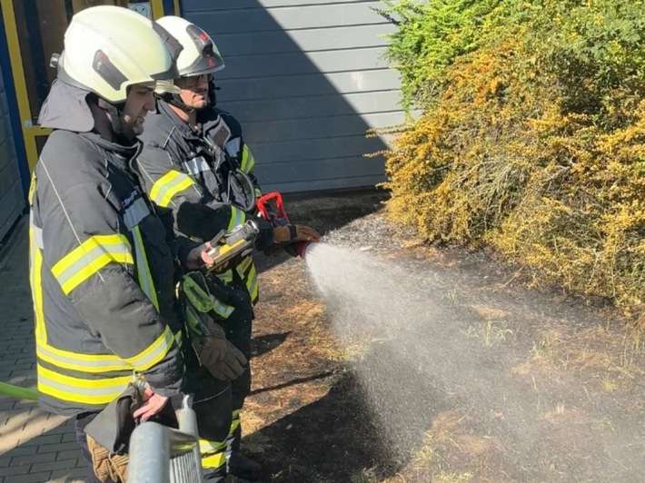 FW-EN: Vegetationsbrand an der Grundschule