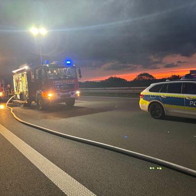 FW-ROW: Mercedes-Benz SUV brennt vollständig aus