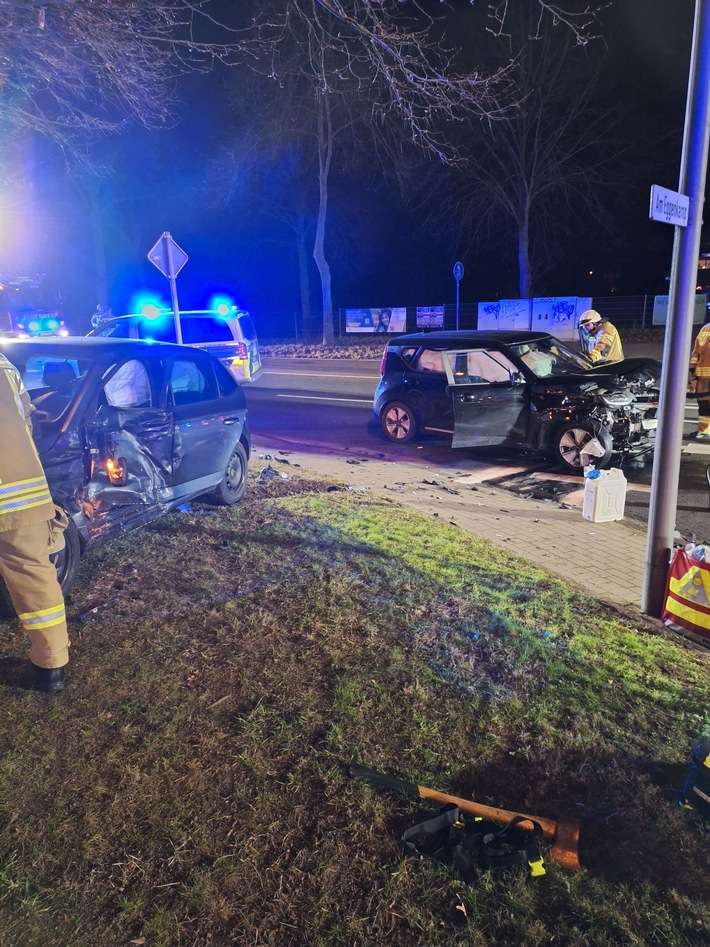 FW-Greven: Verkehrsunfall mit vier verletzten Personen.