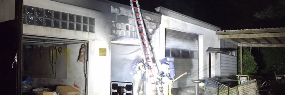 FW-RE: Garagenbrand in Gewerbebetrieb - keine Verletzten