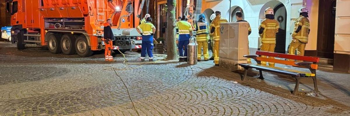 FW Tönisvorst: Zwei ungewöhnliche Einsätze für die Feuerwehr in der Nacht zu Sonntag: Gasgeruch durch Kurzschluss in St. Tönis und Hilferufe aus einer Wohnung mit Pool in Vorst