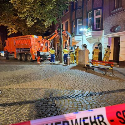 FW Tönisvorst: Zwei ungewöhnliche Einsätze für die Feuerwehr in der Nacht zu Sonntag: Gasgeruch durch Kurzschluss in St. Tönis und Hilferufe aus einer Wohnung mit Pool in Vorst