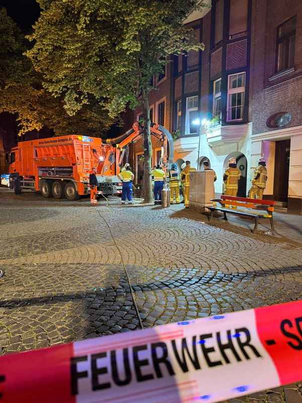 FW Tönisvorst: Zwei ungewöhnliche Einsätze für die Feuerwehr in der Nacht zu Sonntag: Gasgeruch durch Kurzschluss in St. Tönis und Hilferufe aus einer Wohnung mit Pool in Vorst