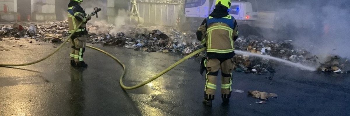 FW-OB: Folgemeldung der Feuerwehr Oberhausen zum Einsatz in der Lagerhalle: Einsatz der Feuerwehr Oberhausen wird noch Stunden andauern
