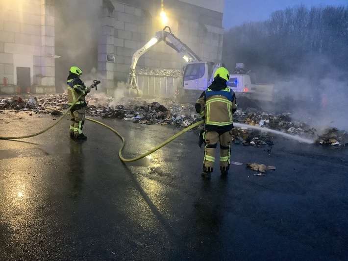 FW-OB: Folgemeldung der Feuerwehr Oberhausen zum Einsatz in der Lagerhalle: Einsatz der Feuerwehr Oberhausen wird noch Stunden andauern