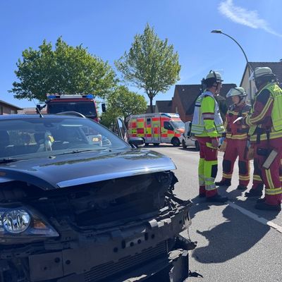 FW Neumünster: Verkehrsunfall in der Wasbeker Straße - Drei Verletzte ins Krankenhaus eingeliefert