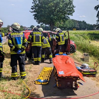 FW-KLE: Verkehrsunfall mit vier Verletzten auf der Gocher Landstraße