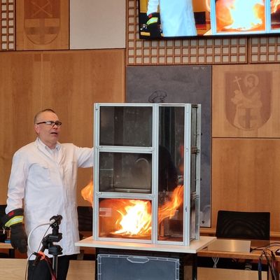 FW Wenden: Wenn Flammen strömen - Feuerwehr Wenden schult sich für den Ernstfall