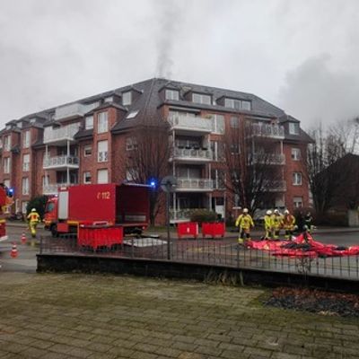 FW Grevenbroich: Erstmeldung: Starke Rauchentwicklung durch Feuer in Tiefgarage in Neuenhausen