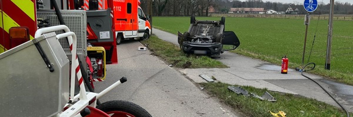 FW Rheurdt: Unfall mit zwei Autos: PKW landet auf Dach