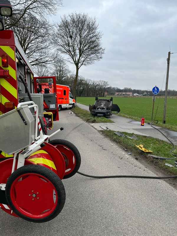 FW Rheurdt: Unfall mit zwei Autos: PKW landet auf Dach