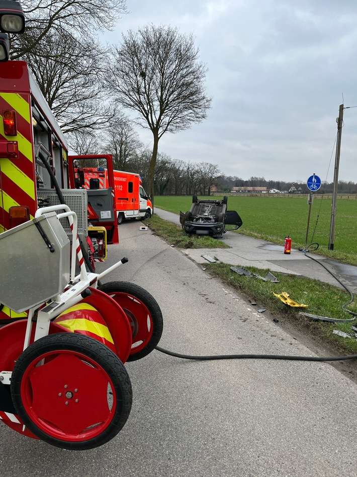 FW Rheurdt: Unfall mit zwei Autos: PKW landet auf Dach