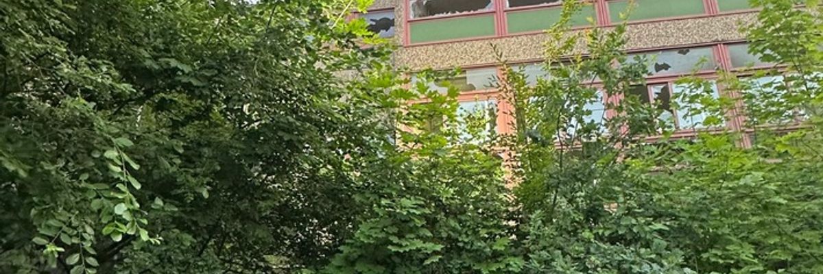 FW-E: Feuer in leerstehender Schule - Feuerwehr geht zunächst von Menschenrettung aus